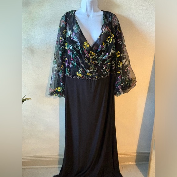 Mac Duggal Embroidered Dress NEW - Picture 2 of 9